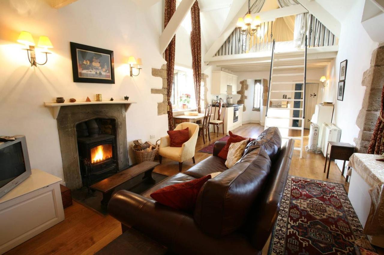 Welsh Gatehouse, Historic Castle Which Can Cater For Electric Vehicle Mathern Exterior photo
