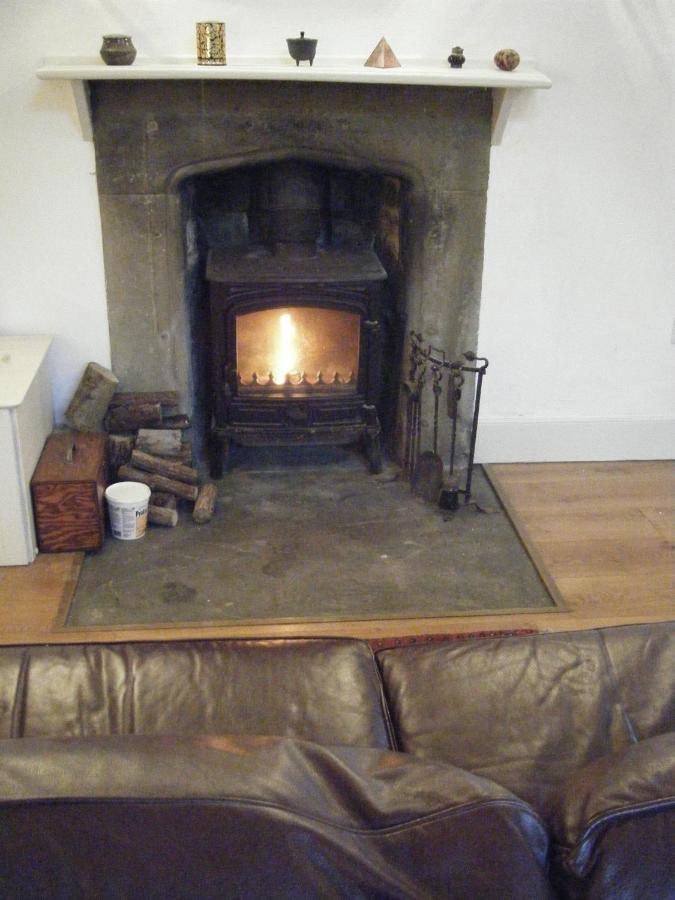 Welsh Gatehouse, Historic Castle Which Can Cater For Electric Vehicle Mathern Exterior photo