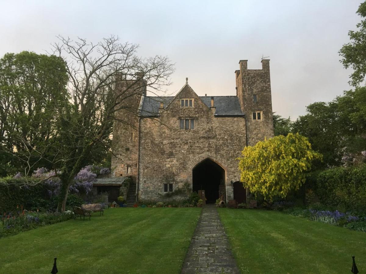Welsh Gatehouse, Historic Castle Which Can Cater For Electric Vehicle Mathern Exterior photo