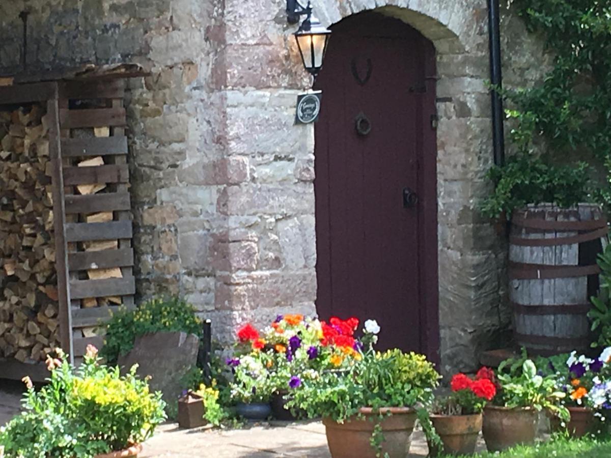 Welsh Gatehouse, Historic Castle Which Can Cater For Electric Vehicle Mathern Exterior photo