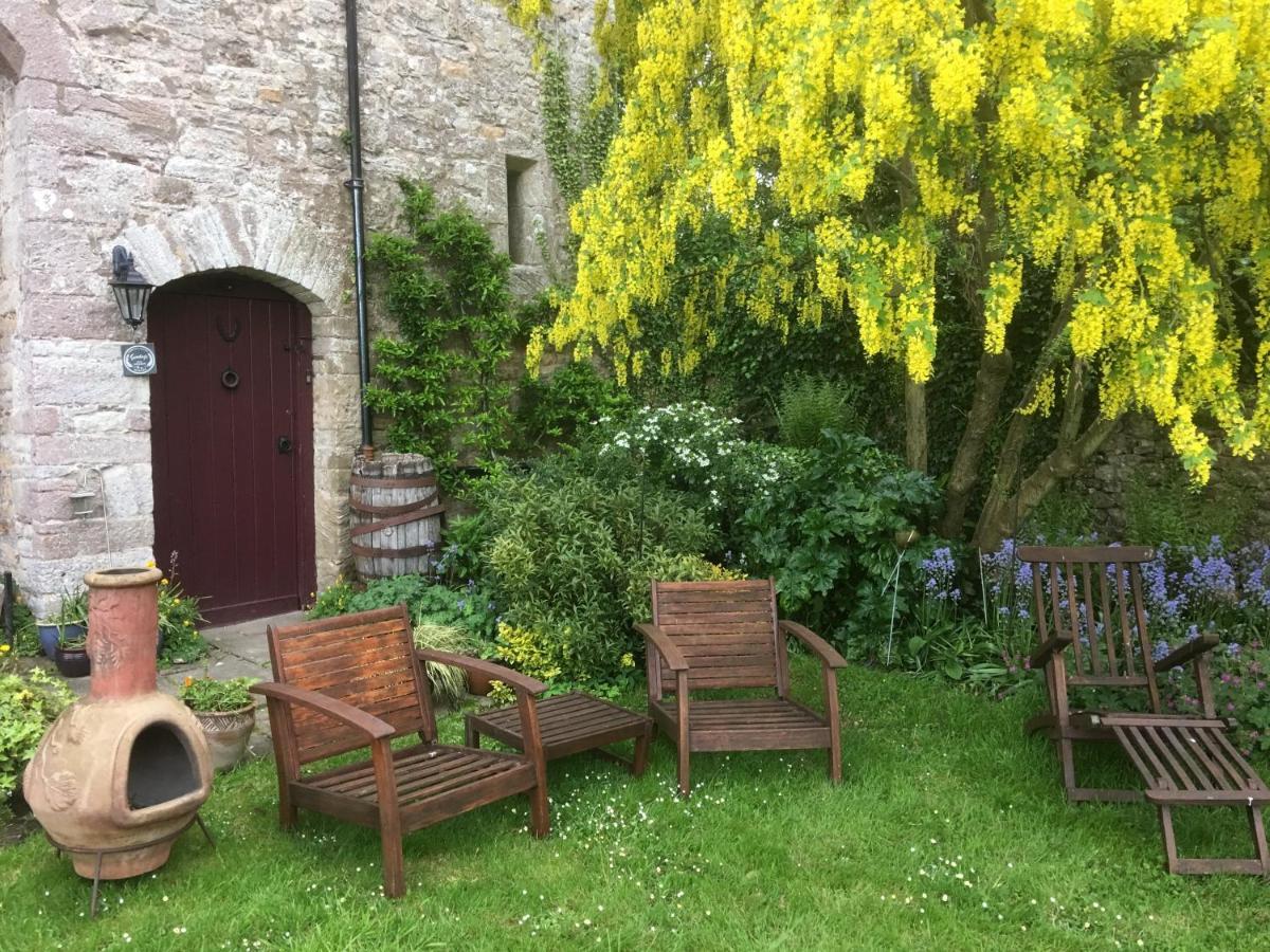 Welsh Gatehouse, Historic Castle Which Can Cater For Electric Vehicle Mathern Exterior photo